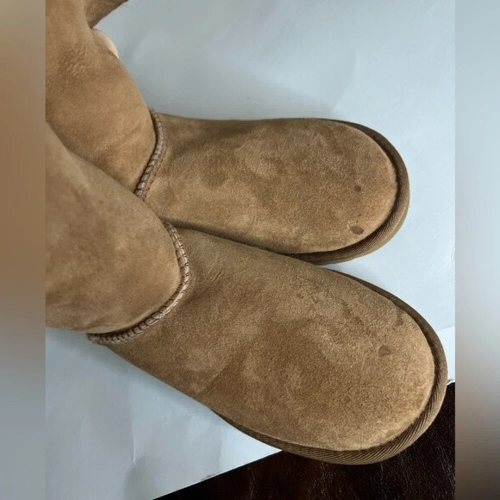 UGG Bailey Button II  Size 6